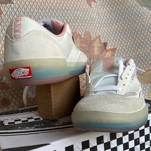 Vans WMNS Ave
White/Powder Pink
VN0A5JIB890
Sneakers - Picture 9 of 16